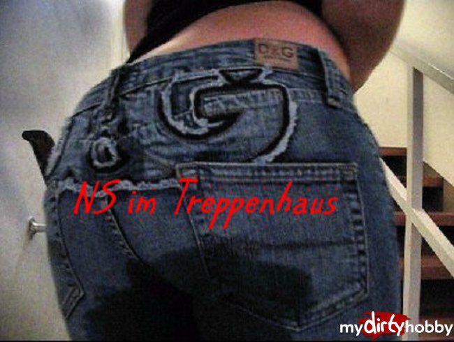 Im Treppenhaus in Jeans gepisst